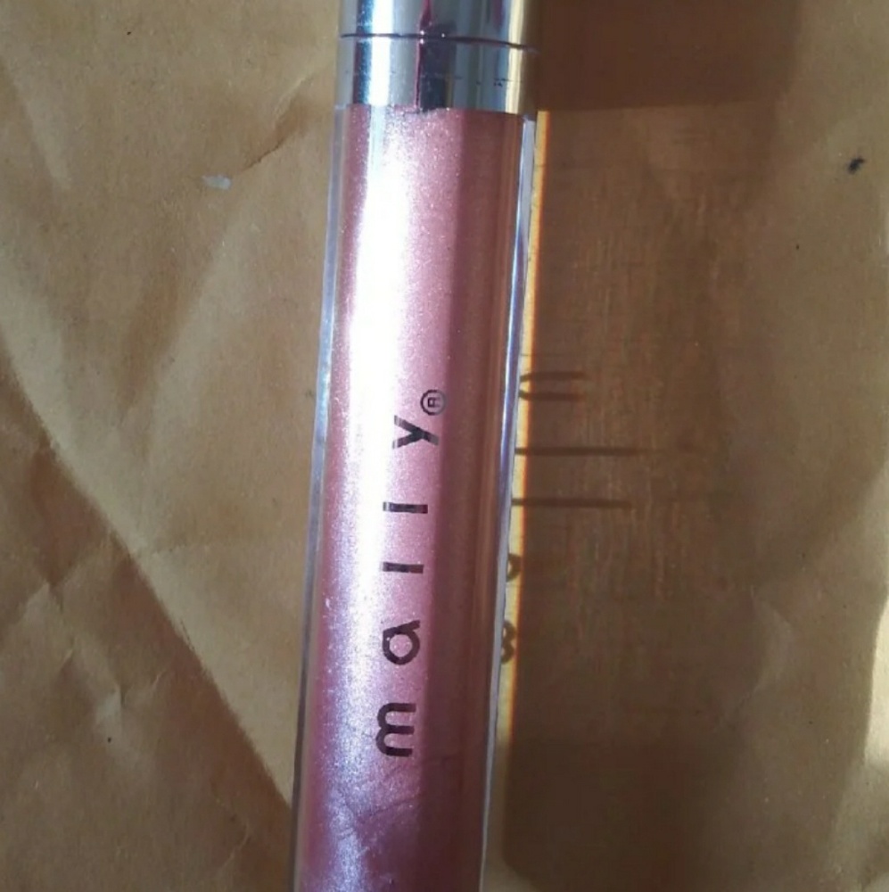 High shine liquid lipstick